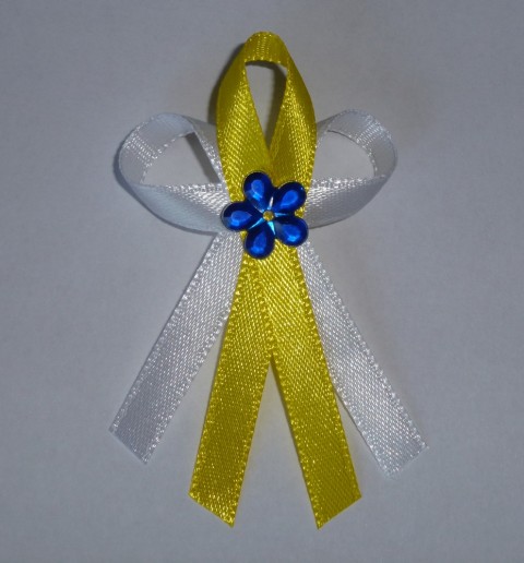 Žlutý vývazek s modrou kytkou mašle svatba kytička kytka mašlička svatební mašličky vonička vývazky vývazek voničky 