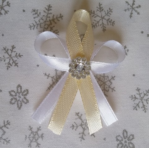 Smetanové svatební vývazky s broží mašle svatba kytička kytka mašlička svatební mašličky vonička vývazky vývazek voničky 