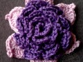 Háčkovaná brož růžička tm. fialová