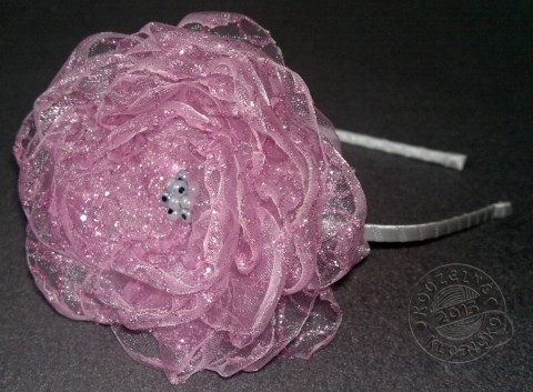 Čelenka Růženín květ čelenka organza kvítek filc ozdoba do vlasů kovová čelenka čelenka s květem čelenka s broží květ z organzy 