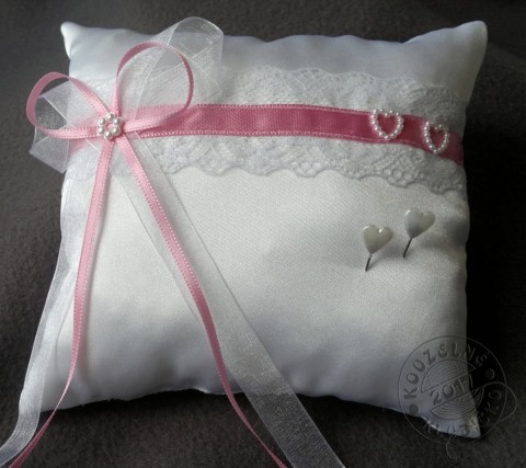 Polštářek-krajka, tm.růžovvá stužka svatba svatební polštářek pod prstýnky svatební doplněk svatební polštářek svatební dekorace polštářek na prstýnky satenový polštářek zdobený polštářek 