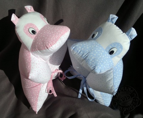 Polštářek Hroší slečna sv. růžová hroch hrošík motiv obdélník tvar na spaní do pokojíčku do postýlky polštář. polštářek 