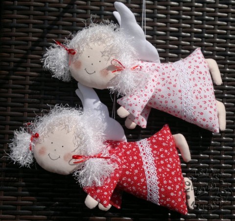 Andělka let. KYTIČKOVÁ červená/bílá dekorace dárek anděl andílek andělíček andělka křidélka šitý anděl letící andělka 