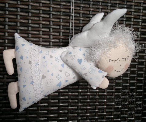 Anděl letící s modrými srdíčky dekorace dárek anděl andílek andělíček andělka křidélka šitý anděl letící andělka 