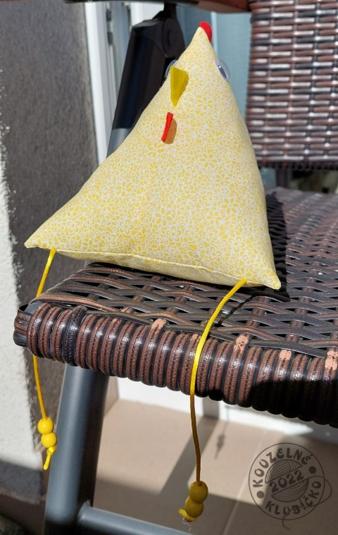 Slepička sedící 16 cm s kvítky dekorace dárek bavlna jaro velikonoce slepice velikonoční kvočna slepička slepičky 