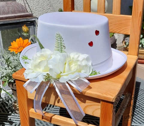 Cylindr na auto bílý/růže, srdíčka svatba svatební cylindr svatební doplněk svatební dekorace pro ženicha zdobený cylindr na svatební auto cylindr na uuto černý cylindr 