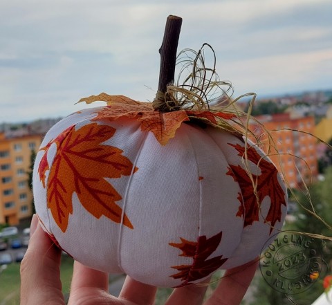 Dýně šitá REŽNÁ BÍLÁ S LISTY dekorace podzim dýně halloween podzimní dekorace halloweenská dekorace dýnička šitá dýně 