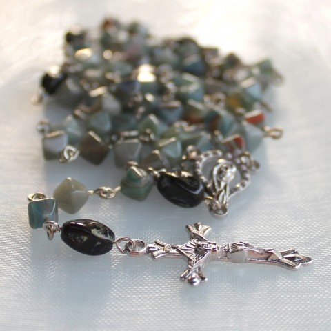 Růženec náhrdelník korálky křížek růženec víra ježíš kříž svatý marie modlitba křesťanství madona madonka pro štěstí náboženství otčenáš do auta svatá liturgie svaté růžence do kostela liturgický 