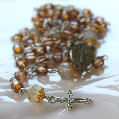 Růženec náhrdelník korálky křížek růženec víra ježíš kříž svatý marie křesťanství madona náboženský madonka pro štěstí náboženství do auta svatá liturgie svaté růžence do kostela 