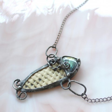 Rybička šperk náhrdelník přívěsek kámen cín přírodní labradorit minerál tiffany cínování minerály cínovaný kameny 