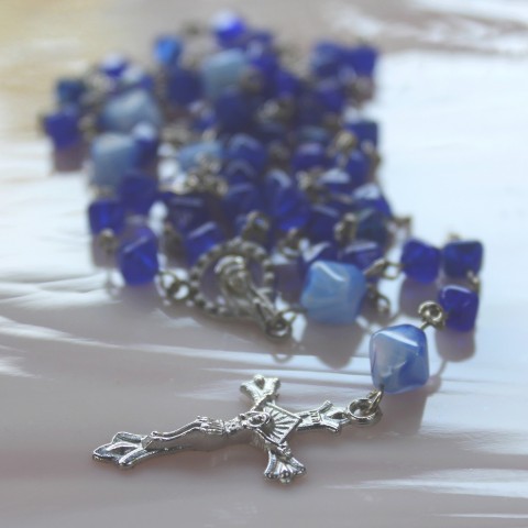 Růženec korálky křížek růženec víra ketlovaný skleněný kříž svatý modlitba křesťanství madona modlení madonka pro štěstí náboženství do auta svatá liturgie svaté růžence liturgický předmět do kostela 