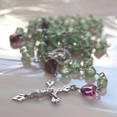 Růženec korálky křížek růženec víra ketlovaný skleněný kříž svatý modlitba křesťanství madona modlení madonka pro štěstí náboženství do auta svatá liturgie svaté růžence liturgický předmět do kostela 