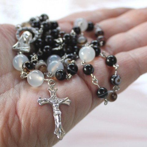 Růženec (černý a bílý achát) náhrdelník kámen achát korálky kamínky křížek minerál růženec víra ježíš minerály kameny kříž svatý marie křesťanství madona náboženský madonka pro štěstí náboženství do auta svatá liturgie svaté růžence do kostela 
