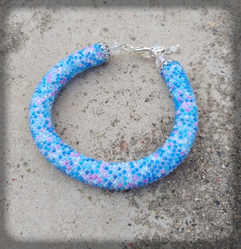 Háčkovaný náramek - modro růžový šperk náramek korálky doplněk barva modrá růžová háčkování jaro léto barevný dutinka červánky cukrová vata 