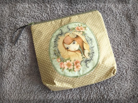 Menší kosmetická taštička no.2 panenka holčička barevná taštička kosmetická aplikace dívka kapsička veselá kapsa kosmetika děvče na drobnosti hravá mošnička santoro mirabelle 