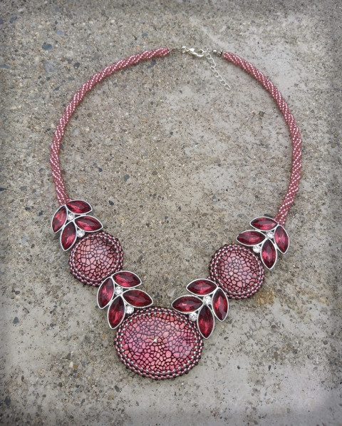 Ve stínu malinovníku šperk náhrdelník korálky doplněk listy spirála lístky maliny kabošon energie bublinky malinovník 