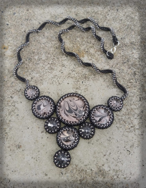 Mocha latte šperk náhrdelník korálky doplněk elegantní káva spirála společenský ples kabošon energie kávový večírek bál 