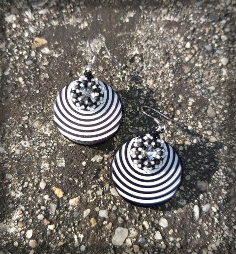 Černá a bílá - náušnice s proužky šperk doplněk náušnice bílá černá proužky pruhy toho rokajl pruhovaný černobílá rivolka 