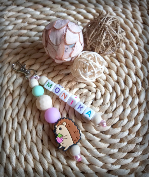Přívěsek pro prvňáčka - Monika dřevo přívěsek korálky jméno přírodní korále zvířátko pro školáky rozlišovač na batoh pro prcky na školní tašku 