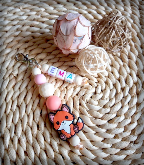 Přívěsek pro prvňáčka - Ema dřevo přívěsek korálky jméno přírodní korále zvířátko pro školáky rozlišovač na batoh pro prcky na školní tašku 