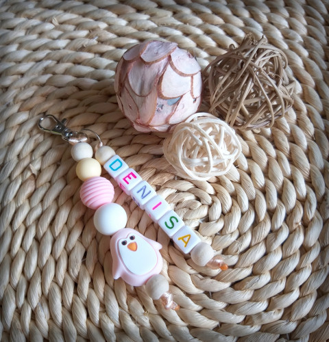 Přívěsek pro prvňáčka - Denisa dřevo přívěsek korálky jméno přírodní korále zvířátko pro školáky rozlišovač na batoh pro prcky na školní tašku 