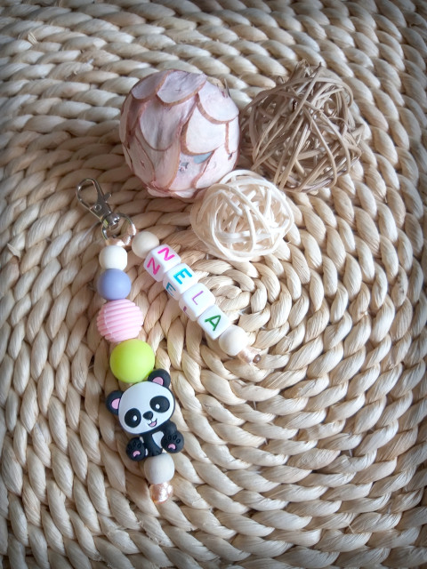 Přívěsek pro prvňáčka - Nela dřevo přívěsek korálky jméno přírodní korále zvířátko pro školáky rozlišovač na batoh pro prcky na školní tašku 