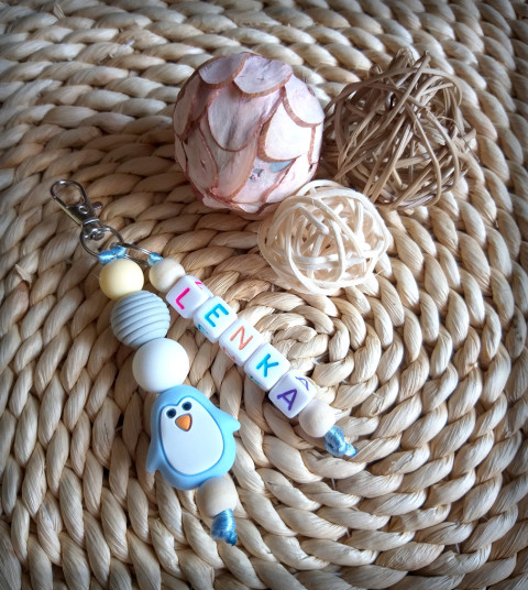 Přívěsek pro prvňáčka - Lenka dřevo přívěsek korálky jméno přírodní korále zvířátko pro školáky rozlišovač na batoh pro prcky na školní tašku 