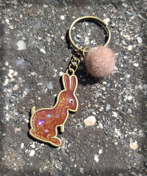 Zajdulka no.1 přívěsek zlatá králík králíček zajíc zajíček pryskyřice zajda ušák na kabelku na klíče 