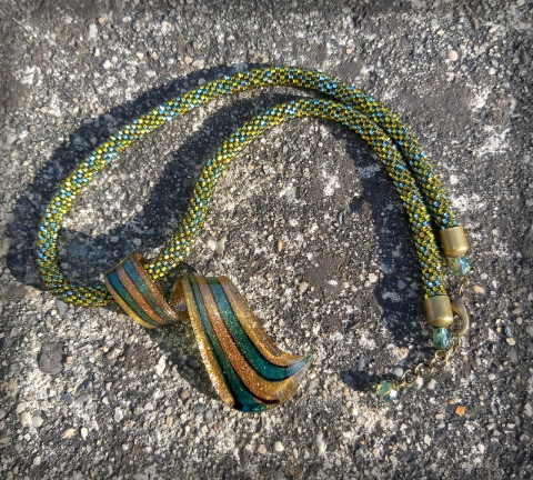 V přítmí lesa - náhrdelník šperk náhrdelník přívěsek doplněk sklo háčkovaná barevný dutinka les mech hravý nápadný kapradí vinuté sklo 