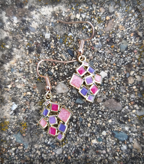 Růžovofialové kosočtverce čtverec šperk doplněk náušnice zábava ozdoby barevné veselé hravé bižuterie pryskyřice sladké geometrie pastelové kosočtverec legrace sranda 