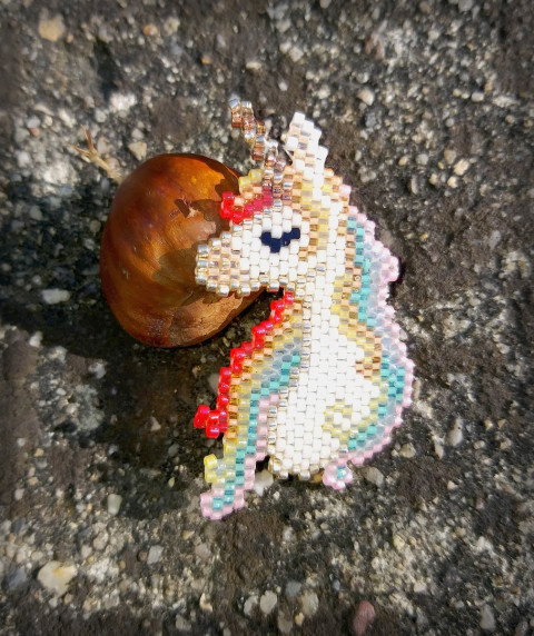 Duhový jednorožec - brož brož šperk korálky doplněk kůň koník fantazie pohádka pryskyřice příběh jednorožec dětství unicorn 