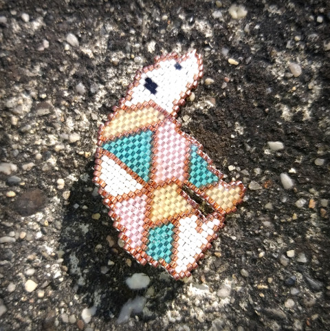 Pastelový medvídek - brož brož šperk korálky doplněk fantazie medvídek medvěd pohádka pryskyřice geometrie pastelové pastel příběh dětství lední medvěd trojůhelníky 