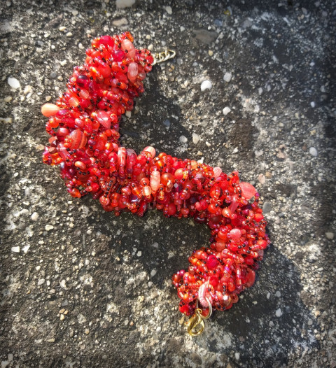 Červený huňáček - náramek šperk náramek korálky doplněk plamen háčkovaný láska nápadný exotika střapatý směs objemný huňatý vášen 