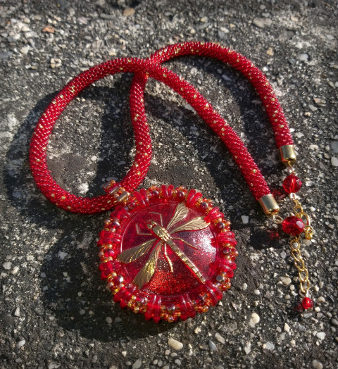 Red and Gold Dragonfly - náhrdelník červená hmyz šperk náhrdelník doplněk sklo háčkovaná retro extravagantní knoflík vážka barevný dutinka krev hravý nápadný red 