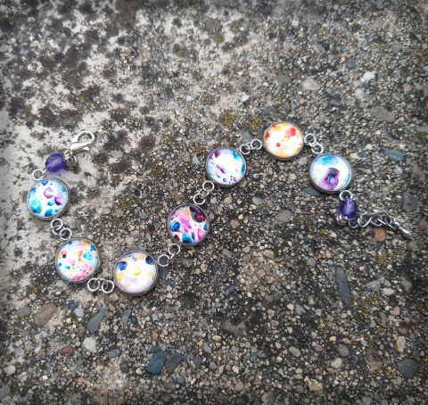 Pestrobarevné kaňky šperk náramek korálky doplněk barevný veselý kapky pestrobarevný kabošon hravý kaňky bubliny 