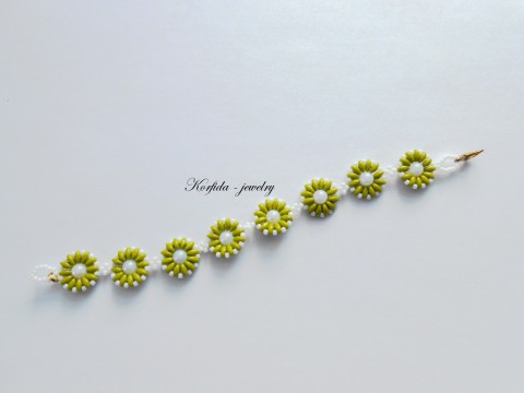 Náramek kytičkový (50/17) - sleva náramek bílá kytička zelenkavá šitý toho vlasec rocail korfida 