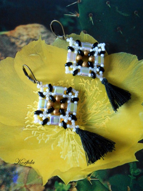 Náušnice šité pro Večernici čtverec náušnice zlatá dívčí bílá černá bílé černé béžová šité rokajl čtverečky bílý taneční černý zlatý čtvereček zlaté odlesky střapaté střapec lesklé rocail třpytivé béžový střapatá pro dívky pro ženy béžové střapce twin superduo superlon 