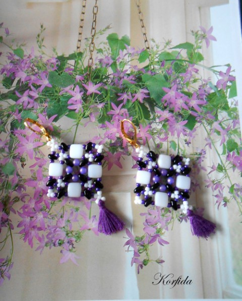 Náušnice šité pro Borůvku čtverec náušnice fialová dívčí bílá černá bílé černé šité fialové fialový rokajl čtverečky bílý taneční černý čtvereček střapaté střapec rocail střapatá pro dívky pro ženy střapce twin superduo superlon 