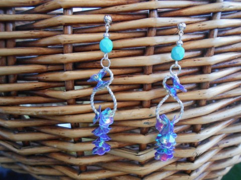 Náušnice s fialovými kvítky korálky náušnice fialová elegantní kytičky bižuterie stříbrná dlouhé odlesky kytičkové městský 