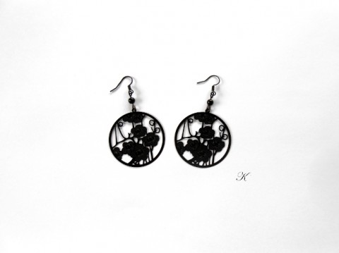 Náušnice černé kytičkové (276/19) korálky náušnice dívčí elegantní černá kolečko černé kytičky korálek lehké taneční černý kytičkové městský na uši proženy 