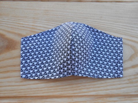 Rouška černá s bílým vzorkem tvary bavlna šití bílá černá šité látková šitá látka geometrické geometrie pavučinky rouška dvouvrstvá dvouvrstvé roušky 