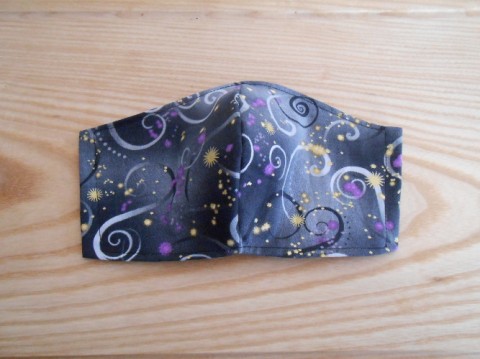 Rouška spirály- zlatotisk na šedé fialová bavlna šití černá hvězda šedá hvězdy šité spirála látková šitá látka spirály spirálka spirálky antibakteriální hvězdička hvězdičky zlatotisk rouška úprava korfida hydrofobní dvouvrstvá dvouvrstvé roušky 