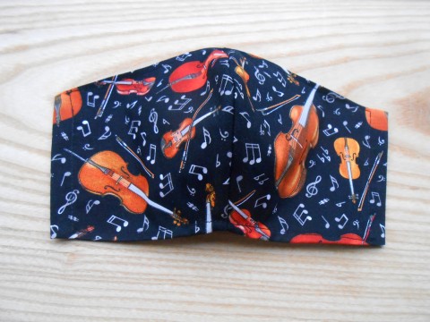 Rouška černá se smyčcovými hudebním housle bavlna šití černá klíče klíč černé látková šitá látka černý ochrana houslový hudební noty nota notičky notička notový hudebník osminová viola rouška dvouvrstvá dvouvrstvé kontrabas roušky ústenka notičková půlová čtvrťová 