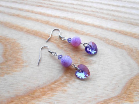 Náušnice sw. srdíčka a dračí achát korálky náušnice fialová srdíčko dívčí elegantní bílá srdíčka violet extravagantní lesk chirurgická ocel swarovski korálek taneční ples hypoalergenní lesklé třpytivé antialergenní pár proženy 