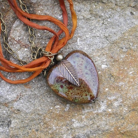 Khaki srdce na hedvábí náhrdelník srdce zelená oranžová hnědá hedvábí rezavá zrzavá 