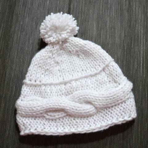 Bílá pletená čepička s copánkem čepička bílá vlna pletená holka kluk pokrývka bambule copánej 