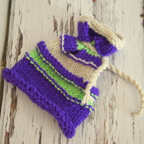 Pletená čepiček -zvoneček fotografie dárek zelená zima fialová čepička pletení miminko proužek šňůrka teplo maminka k ulíšek 