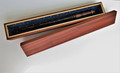 Kouzelník a severské runy dřevo řezba dárek čáry kouzlo magie čaroděj kouzelník kouzelná hůlka runy kouzelnická hůl larpová hůlka zlacené runy fithark 