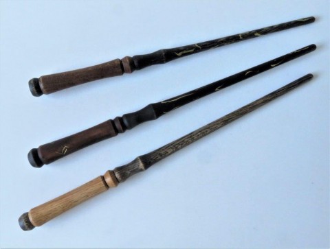 Soubor hůlek č. 6A dřevo přívěsek dárek narozeniny kouzlo magie schránka čaroděj runy zpráva šifra relikvie kouzelnické hůlky 